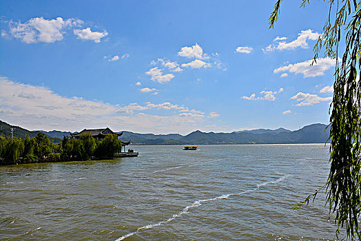 bach thu khung 2 ngay